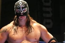 El Elegido listo para dejarlo todo en el ring durante la batalla super estelar en el Poliforum Zamná, demostrando su fuerza y experiencia ante la afición yucateca.