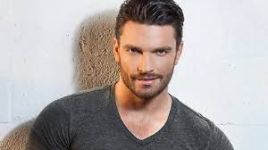 El actor y conductor argentino Julián Gil desatará la euforia del público durante el derrotero del Sábado de Fantasía, conquistando Xmatkuil con su carisma y energía.