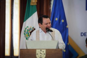 El Gobernador Joaquín Díaz Mena durante la firma del Memorándum que impulsa la Ruta por el trabajo digno en el turismo, fortaleciendo la formalización laboral y la justicia social en Yucatán.