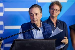 Autoridades gubernamentales y directivos deportivos durante la ceremonia en la que Inauguraron oficialmente el Mérida WTA 500 en el Yucatán Country Club.