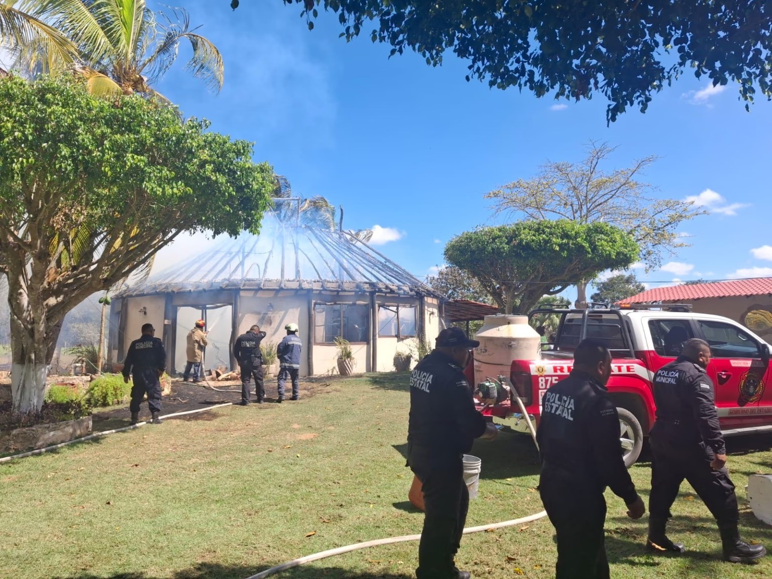 Explosión devastadora: Incendio arrasa costosa Palapa y deja un herido