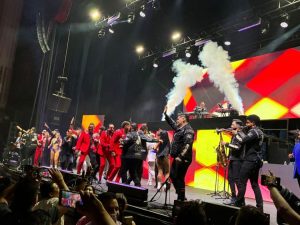 Junior Klan pondrá a bailar a todo el público con su explosiva mezcla de cumbia y ritmo tropical.