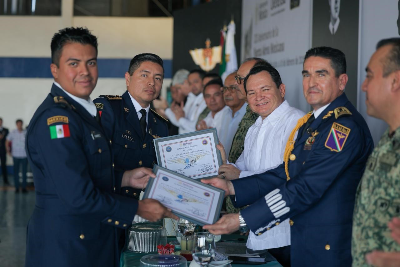 Joaquín Díaz Mena encabeza histórico aniversario de la Fuerza Aérea Mexicana