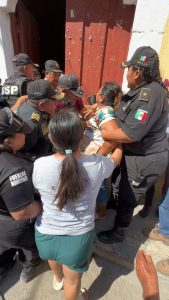 Momento de tensión en la Casa Ejidal de Kinchil durante el Enfrentamiento en Kinchil por venta de tierras ejidales entre pobladores y elementos policiales.