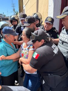 Integrantes de Defensores de la Tierra se movilizan en Kinchil para impedir la asamblea relacionada con la venta de tierras ejidales.