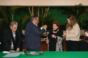 Momento en que se hace entrega de la Medalla “Gonzalo Cámara Zavala” 2025 a Alis García Gamboa de Ortiz, durante la sesión solemne realizada en la Casa de España, en el marco del 117° aniversario de la Liga de Acción Social.