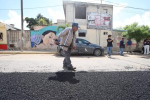 Cuadrillas del Ayuntamiento refuerzan trabajos de bacheo y mantenimiento vial como parte de los Mega operativos a colonias para prevenir inundaciones en Mérida.