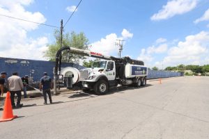 Personal de Servicios Públicos realiza limpieza de rejillas y pozos pluviales dentro de los Mega operativos a colonias, priorizando zonas con mayor riesgo de inundación en Mérida.
