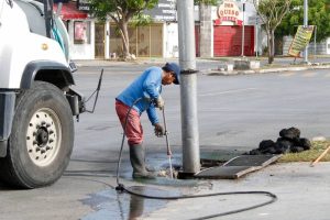 Brigadas municipales intensifican los Mega operativos a colonias con labores de limpieza y desazolve en distintas zonas de Mérida antes de la temporada de lluvias.