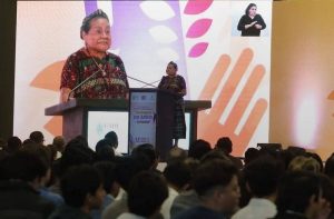Rigoberta Menchú Tum durante su participación en la Conferencia Internacional por la Paz en Mérida, donde lanzó un firme llamado a la sociedad para construir la paz desde Yucatán.
