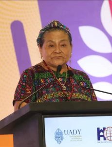 La Premio Nobel de la Paz, Rigoberta Menchú Tum, destacó en Mérida la importancia de la conciencia ciudadana y la participación social como base para construir la paz.