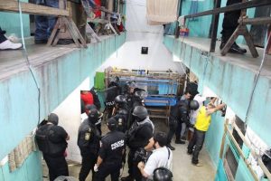 Momento en que autoridades estatales trasladan bajo fuerte custodia al interno tras el operativo en Tizimín, luego de que recapturaron a reo que se escapó del penal de Ebtún.