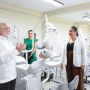 Reconoce SSY vocación y compromiso del gremio odontológico en su día