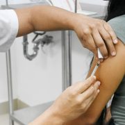 Refuerzan llamado a vacunarse contra el sarampión y completar esquemas