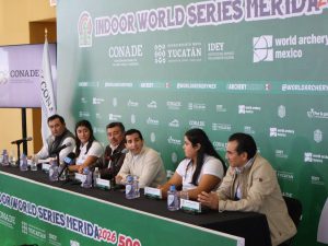 El Gobernador de Yucatán, Joaquín Díaz Mena, y el titular de la CONADE, Rommel Pacheco, durante la presentación oficial de la Serie Mundial de Tiro con Arco Bajo Techo 2026, evento que posiciona a Mérida como sede internacional del alto rendimiento deportivo.