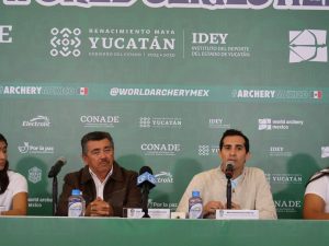 Autoridades deportivas y arqueros multimedallistas acompañan la presentación de la Serie Mundial de Tiro con Arco Bajo Techo 2026, un evento que consolida a Yucatán como referente nacional e internacional del tiro con arco.