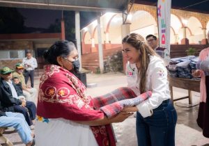 La entrega de 1600 cobertores en comunidades del interior llegó a comisarías y colonias de municipios del sur de Yucatán, reforzando la atención social ante el frío.