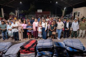 Entrega de 1600 cobertores en comunidades del interior del estado, como parte de las acciones del DIF Yucatán y Procivy para proteger a familias ante las bajas temperaturas.