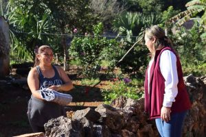 Personal del DIF Yucatán realizó la distribución de 1600 cobertores en comunidades del interior, priorizando a familias en situación de vulnerabilidad durante la temporada invernal.