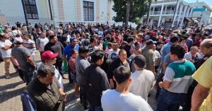 Comerciantes inconformes por reubicaciones se manifestaron en el Centro de Mérida para exigir respeto a los acuerdos y certeza laboral.