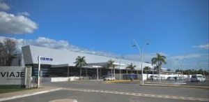 La fachada del Aeropuerto Internacional de Mérida Manuel Crescencio Rejón se iluminó de morado como símbolo de reconocimiento al trabajo y liderazgo de las mujeres en el sector aeroportuario.