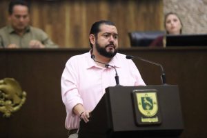 El diputado Bayardo Ojeda Marrufo interviene en tribuna durante la sesión del 8M, destacando la importancia de fortalecer políticas de salud pública y reafirmando el compromiso con los derechos de las mujeres, en el contexto en que Reformas a la Constitución Local fueron aprobadas.