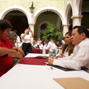 Gobernador escucha ciudadanía directamente en audiencias públicas cercanas