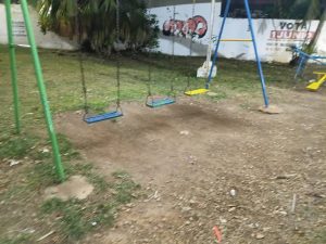 Vecinos denuncian que el Parque infantil de la Nora Quintana presenta juegos rotos y falta de mantenimiento, lo que representa un riesgo para niñas y niños de la zona.