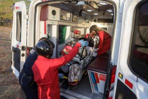 Personal médico y paramédicos coordinan el Traslado aéreo de emergencia en la Unidad Deportiva Inalámbrica, previo al ingreso del paciente al Hospital General “Dr. Agustín O’Horán”.