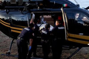 Momento del enlace médico durante el Traslado aéreo de emergencia en la Unidad Deportiva Sebastián Molas, en Tizimín, donde fue estabilizado el paciente antes de su vuelo a Mérida.