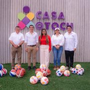 Rommel Pacheco inspira a jóvenes de Casa Otoch con charla motivacional