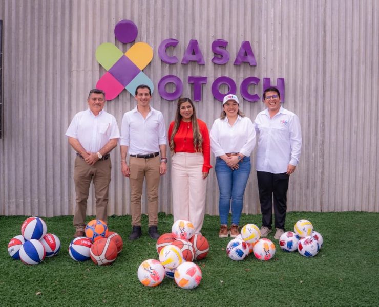 Rommel Pacheco inspira a jóvenes de Casa Otoch con charla motivacional