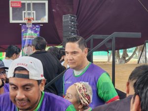 El ex futbolista Moisés Muñoz convivió con las familias durante el Día de la familia con deporte y diversión, firmando autógrafos y participando en dinámicas en el Complejo Deportivo Kukulcán.