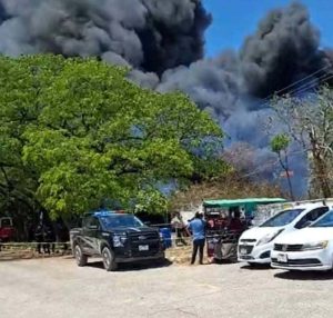 Autoridades de la SSP acordonan la zona durante el Incendio en bodega abandonada para proteger a los vecinos y facilitar las labores de emergencia.