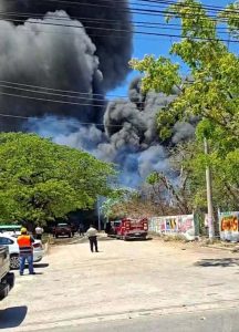 El Incendio en bodega abandonada continúa activo mientras equipos de emergencia avanzan para lograr un Incendio Controlado y evitar su propagación.