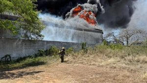 Elementos del Cuerpo de Bomberos trabajan intensamente para sofocar el Incendio en bodega abandonada en la colonia Sac Nicté de Umán.
