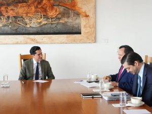 El gobernador Joaquín Díaz Mena presenta el Proyecto del Renacimiento Maya durante su reunión con el canciller Roberto Velasco Álvarez en la SRE.