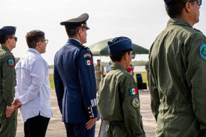 Un momento inolvidable: el Sueño de volar a niño de Casa OTOCH se hizo realidad durante su visita a la Base Aérea Militar No. 8.