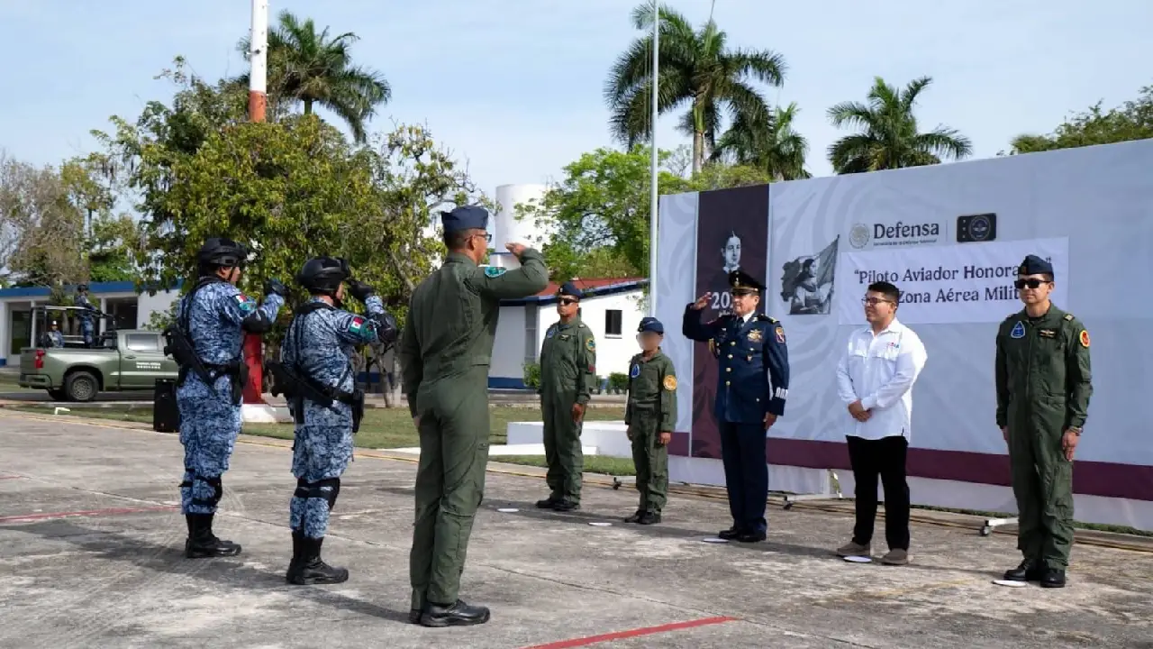 DIF Yucatán cumple el sueño de volar a niño de Casa OTOCH