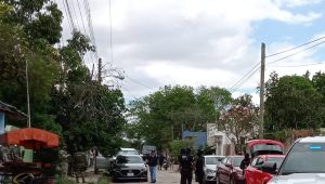 Momento en que autoridades estatales y federales realizaron el operativo en Mulchechén, donde el entrenador de fútbol fue detenido tras denuncias por presunto abuso infantil.