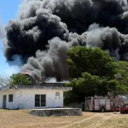 Incendio en bodega abandonada en Umán genera fuerte movilización