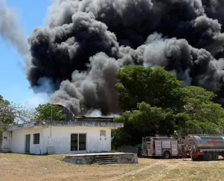 Incendio en bodega abandonada en Umán genera fuerte movilización
