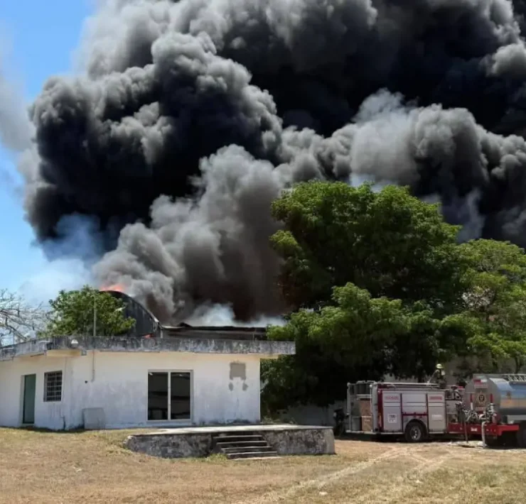 Incendio en bodega abandonada en Umán genera fuerte movilización