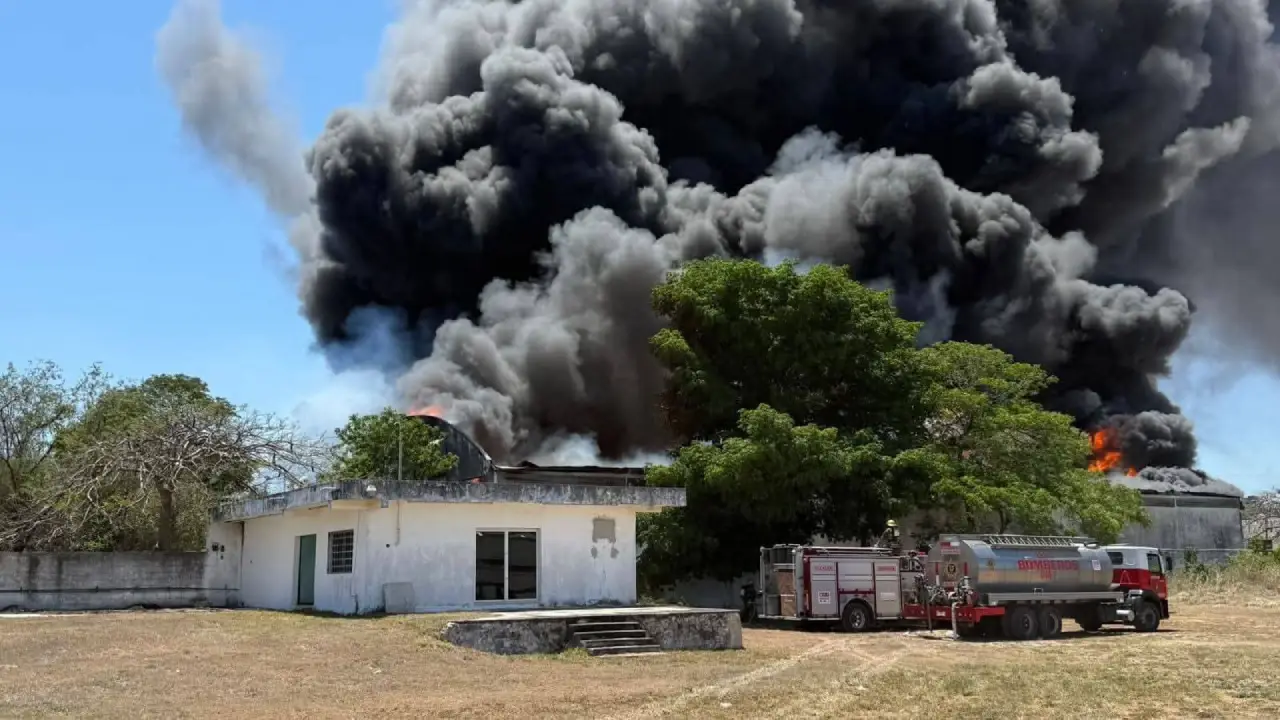 Incendio en bodega abandonada en Umán genera fuerte movilización