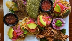Sabores auténticos en el Mercado Lucas de Gálvez, parada obligada para disfrutar los Últimos días de vacaciones con gastronomía yucateca.
