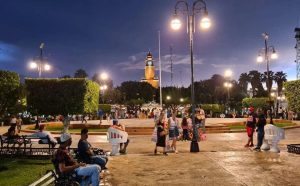 Atardecer en la Plaza Grande, punto emblemático donde locales y turistas disfrutan los Últimos días de vacaciones.