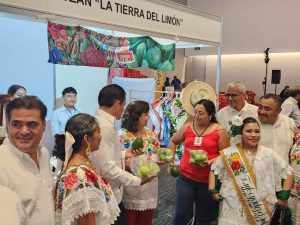 Artesanos y productores locales brillan en la Expo Que Lindo Es Yucatán con productos que reflejan la riqueza cultural del estado.