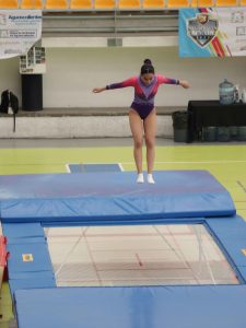 Gimnastas en acción en el Poliforum Zamná, donde Yucatán será sede de dos selectivos nacionales y el talento busca su pase a la Olimpiada Nacional 2026.