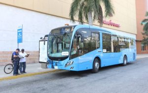 El Va y Ven Metropolitano te deja en la puerta para Llegar al Parque Kukulcán Álamo de forma rápida y sin complicaciones rumbo al juego.