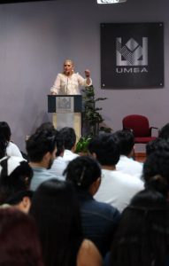 Senadora Verónica Camino Farjat dialoga con estudiantes sobre el Desarrollo profesional de la juventud mexicana.